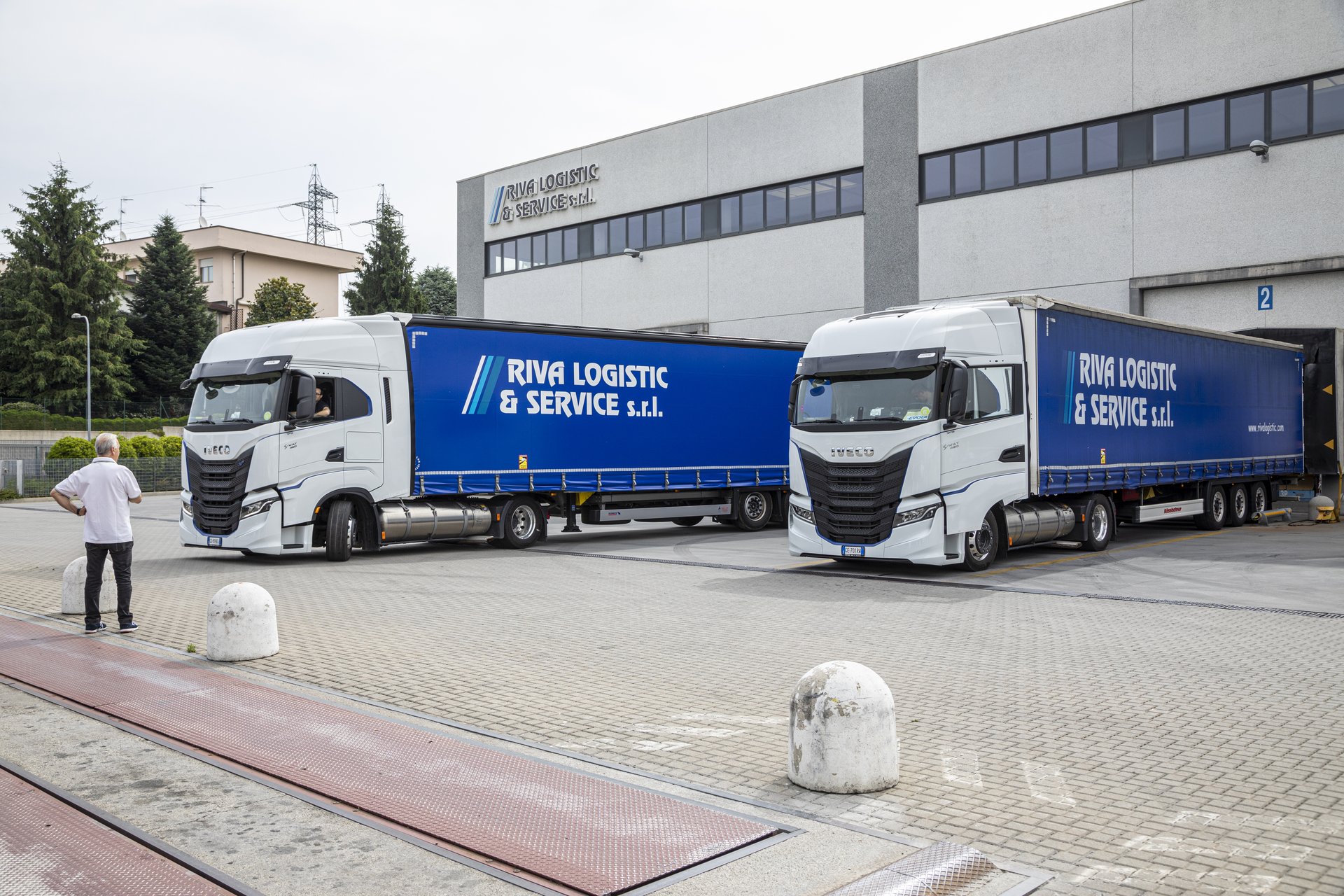 Mezzi Riva Logistic durante operazioni di carico nel piazzale