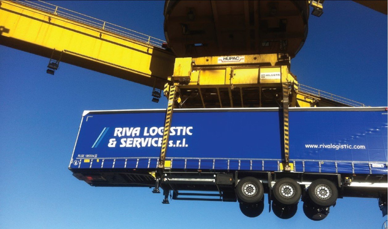 Semirimorchio Riva Logistic durante operazione di trasbordo intermodale